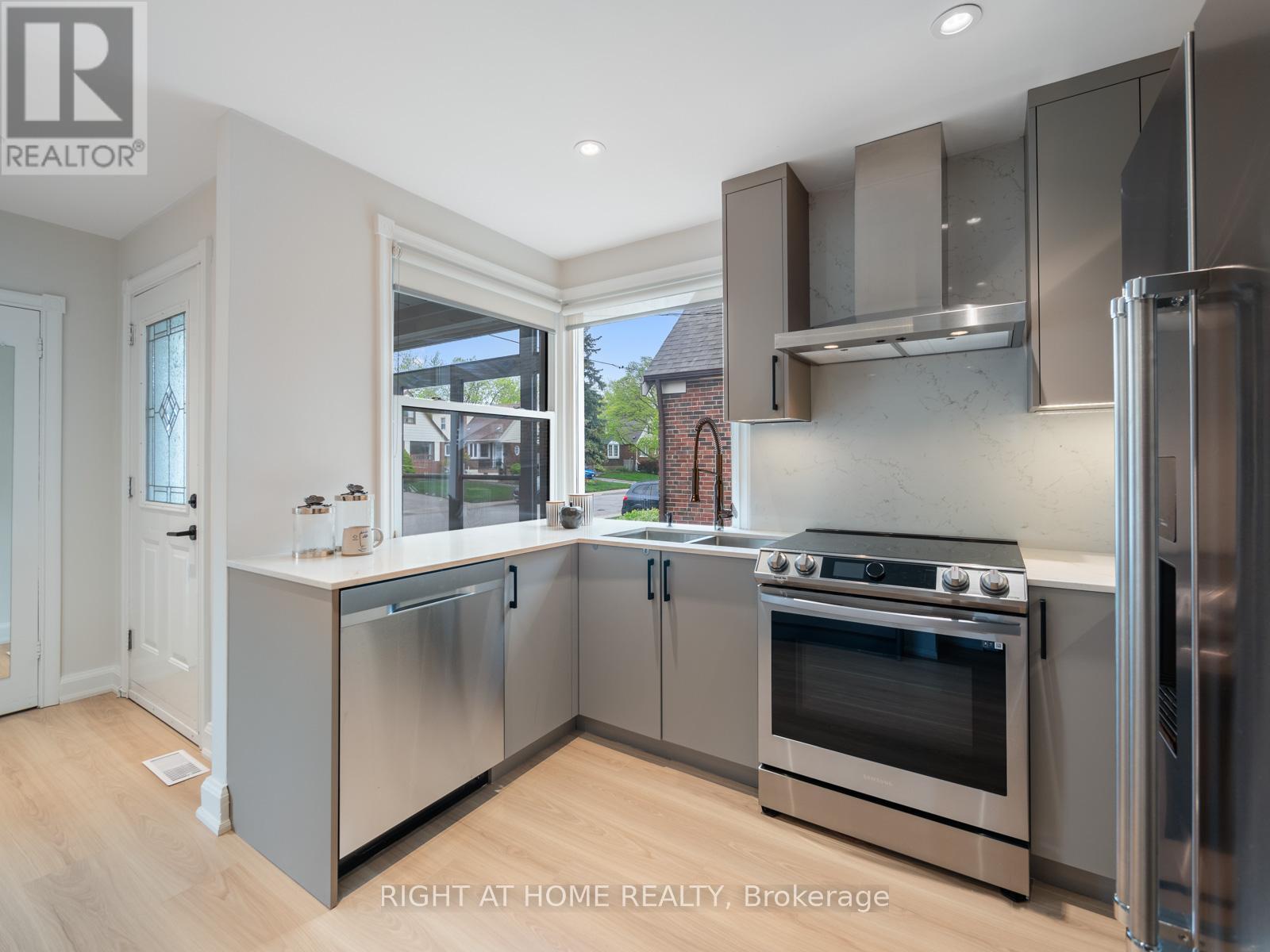 49 Amsterdam Avenue, Toronto, Ontario  M4B 2B9 - Photo 8 - E12217845