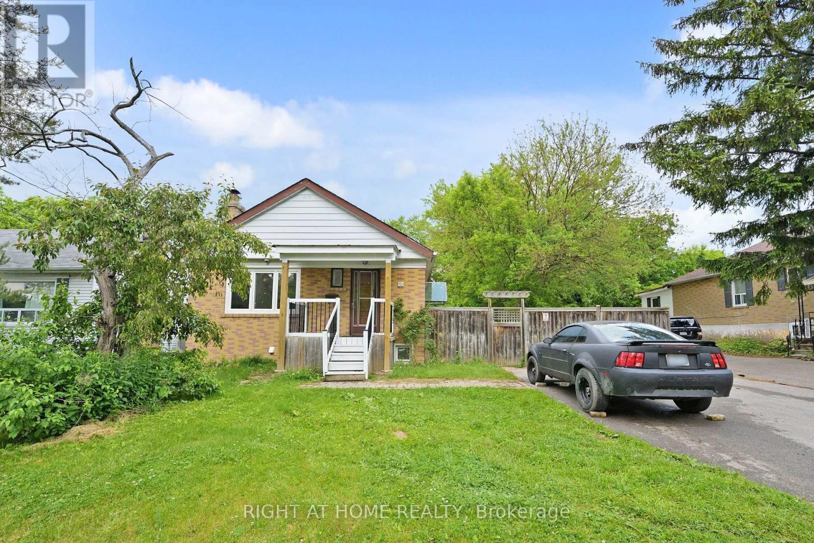 <div class="slider-price">$799,000</div><p>89 Mccowan Road, Toronto, Ontario</p>