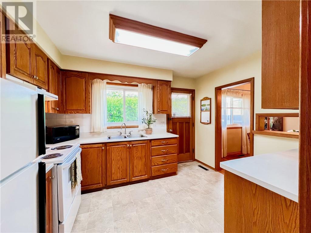 Property at 483 Hillcrest Crescent image 3