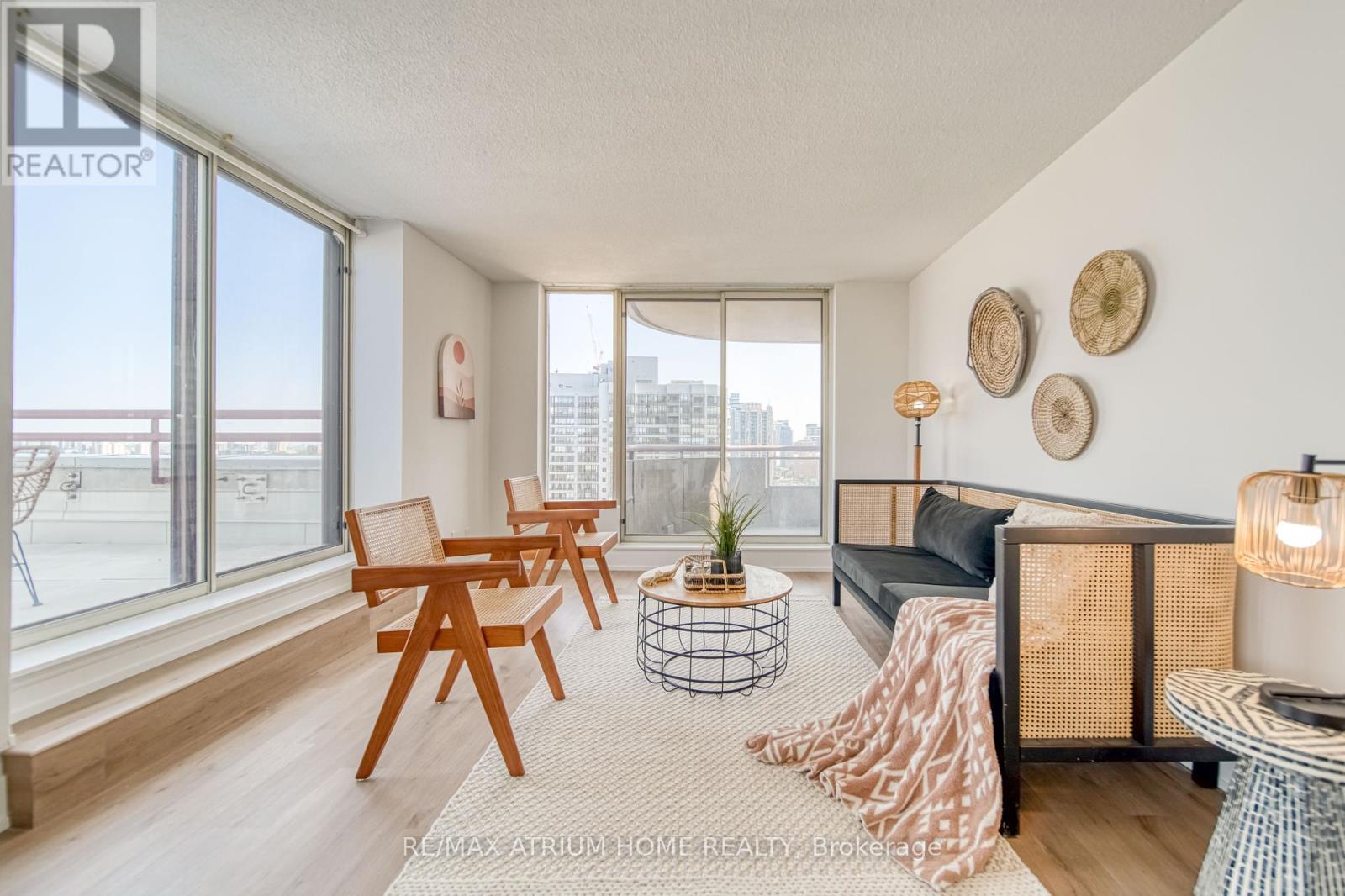 <div class="slider-price">$799,999</div><p>Ph306 - 5765 Yonge Street, Toronto, Ontario</p>