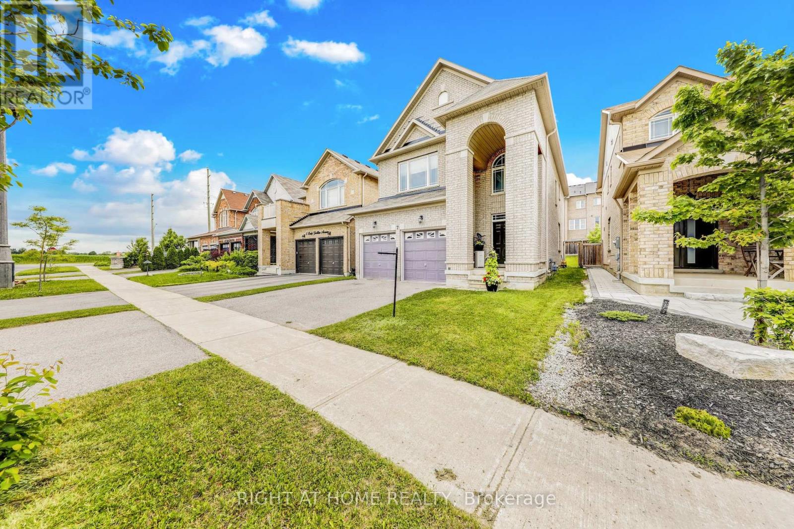 7 Lady Gwillim Avenue, East Gwillimbury, Ontario  L9N 0B3 - Photo 3 - N12217953