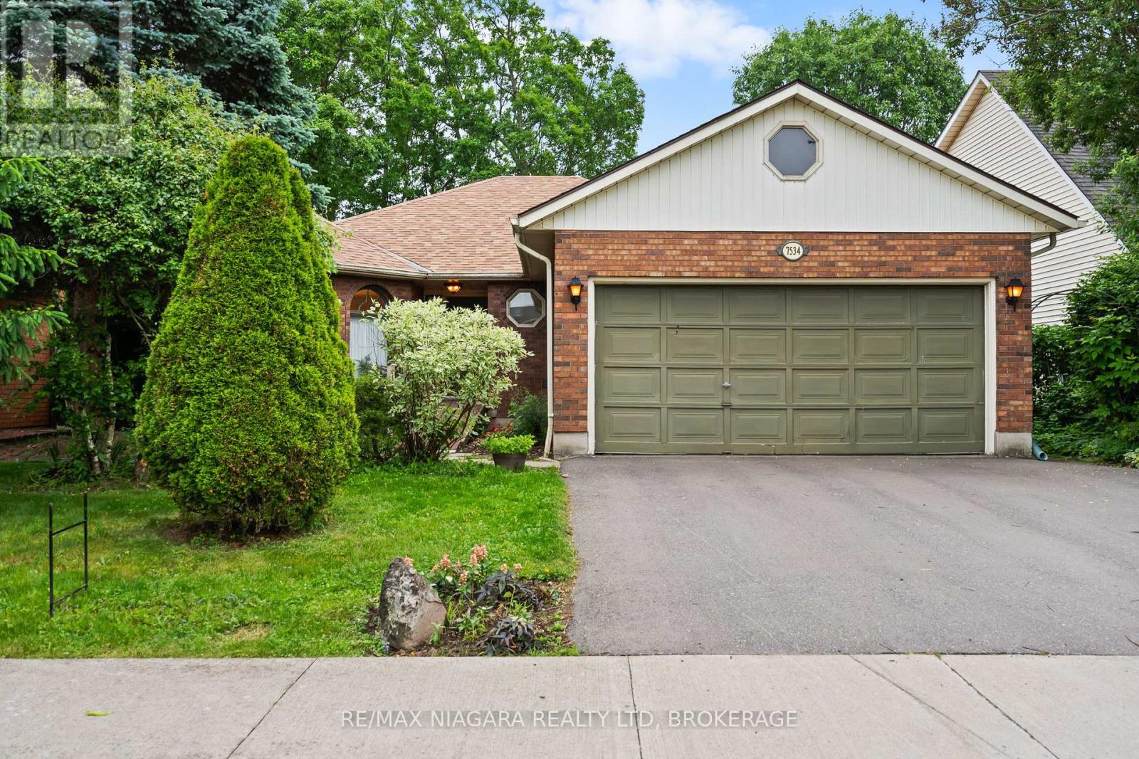 7534 Merritt Avenue, Niagara Falls, Ontario  L2G 5C5 - Photo 3 - X12214036