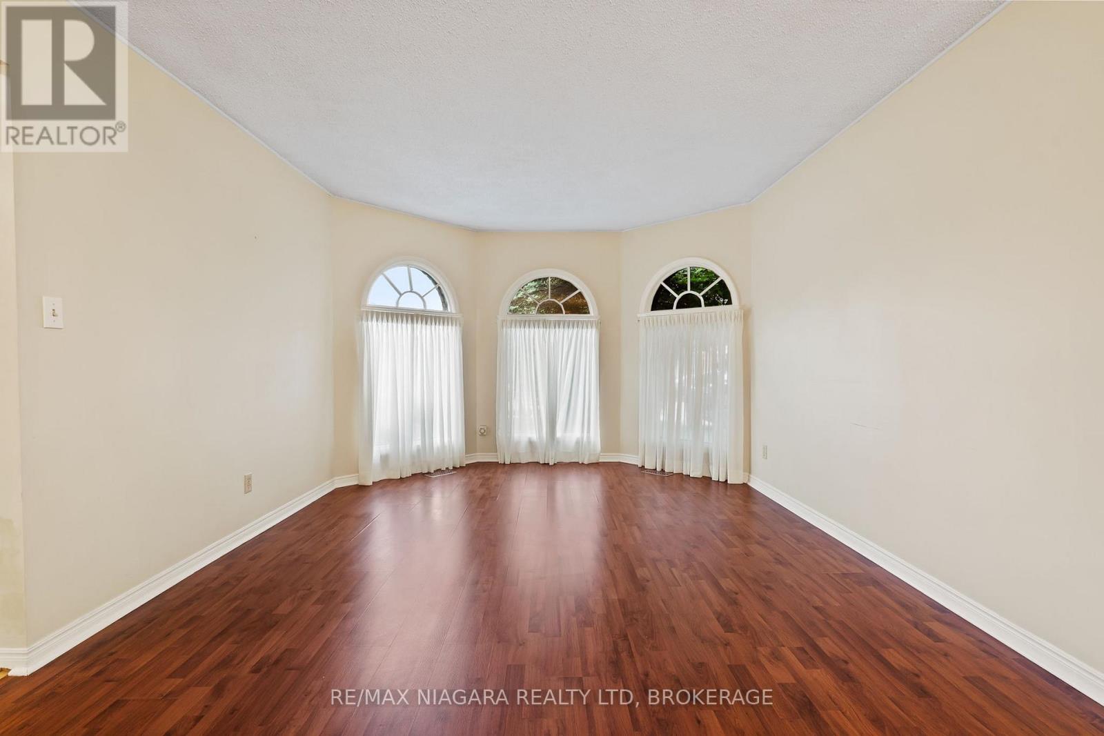 7534 Merritt Avenue, Niagara Falls, Ontario  L2G 5C5 - Photo 4 - X12214036