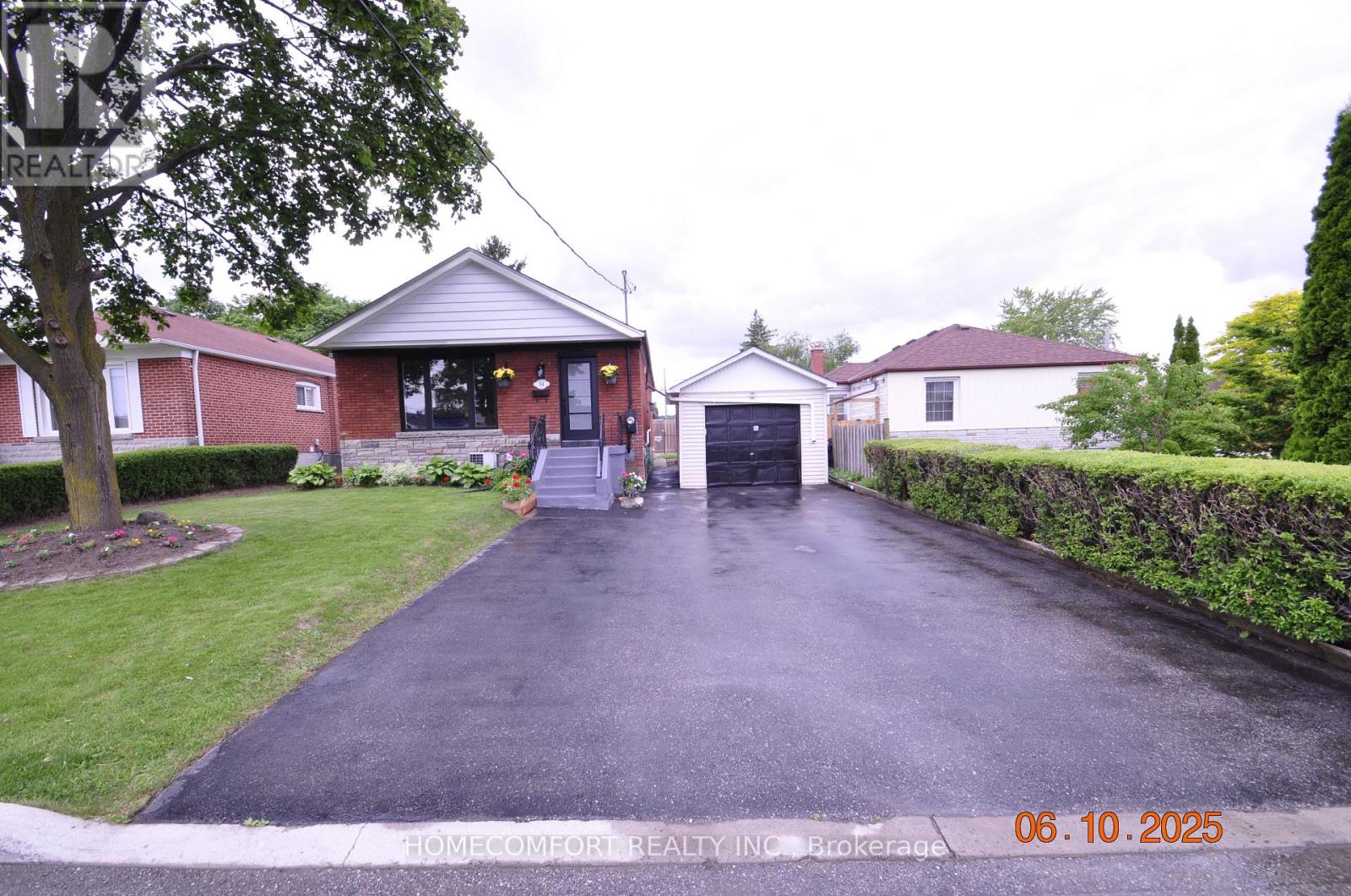 <div class="slider-price">$998,000</div><p>34 Crosland Drive, Toronto, Ontario</p>