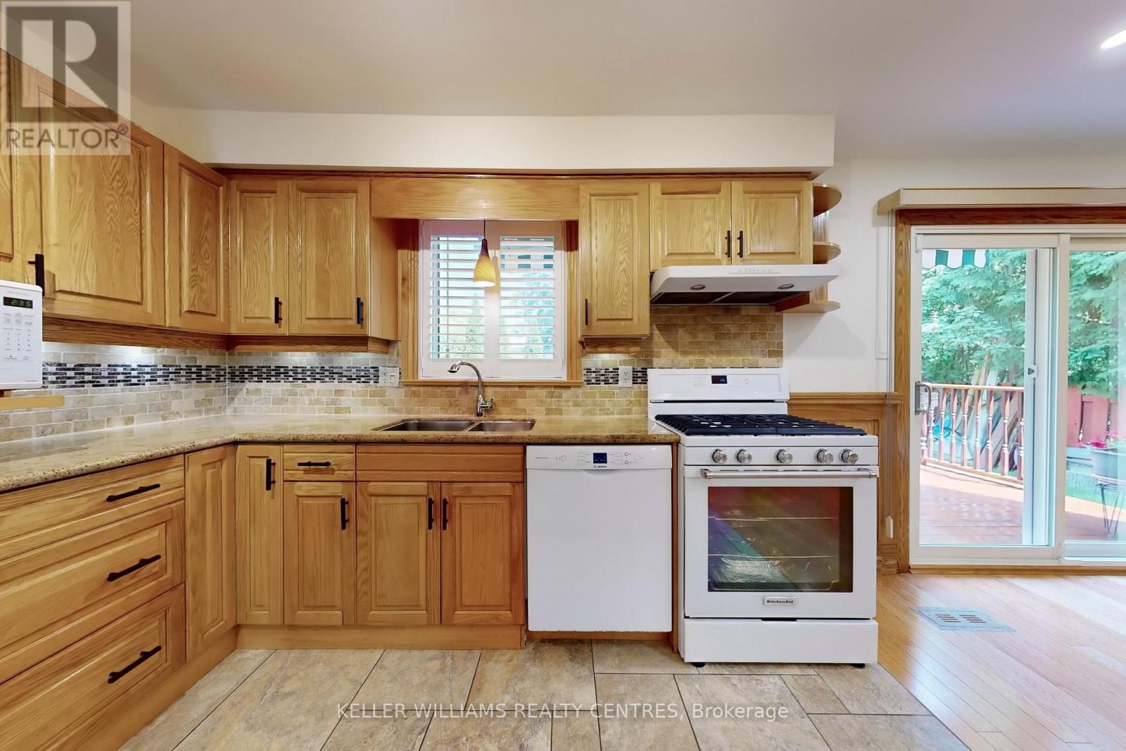 43 Mayvern Crescent, Richmond Hill, Ontario  L4C 5J5 - Photo 8 - N12218023