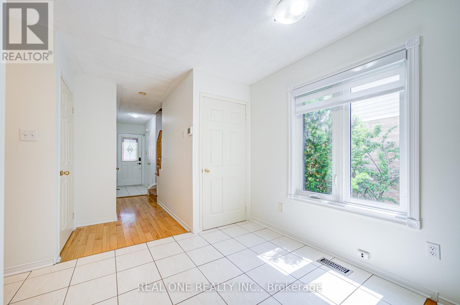 2899 Westbury Court, Mississauga, Ontario  L5M 6B2 - Photo 11 - W12217967