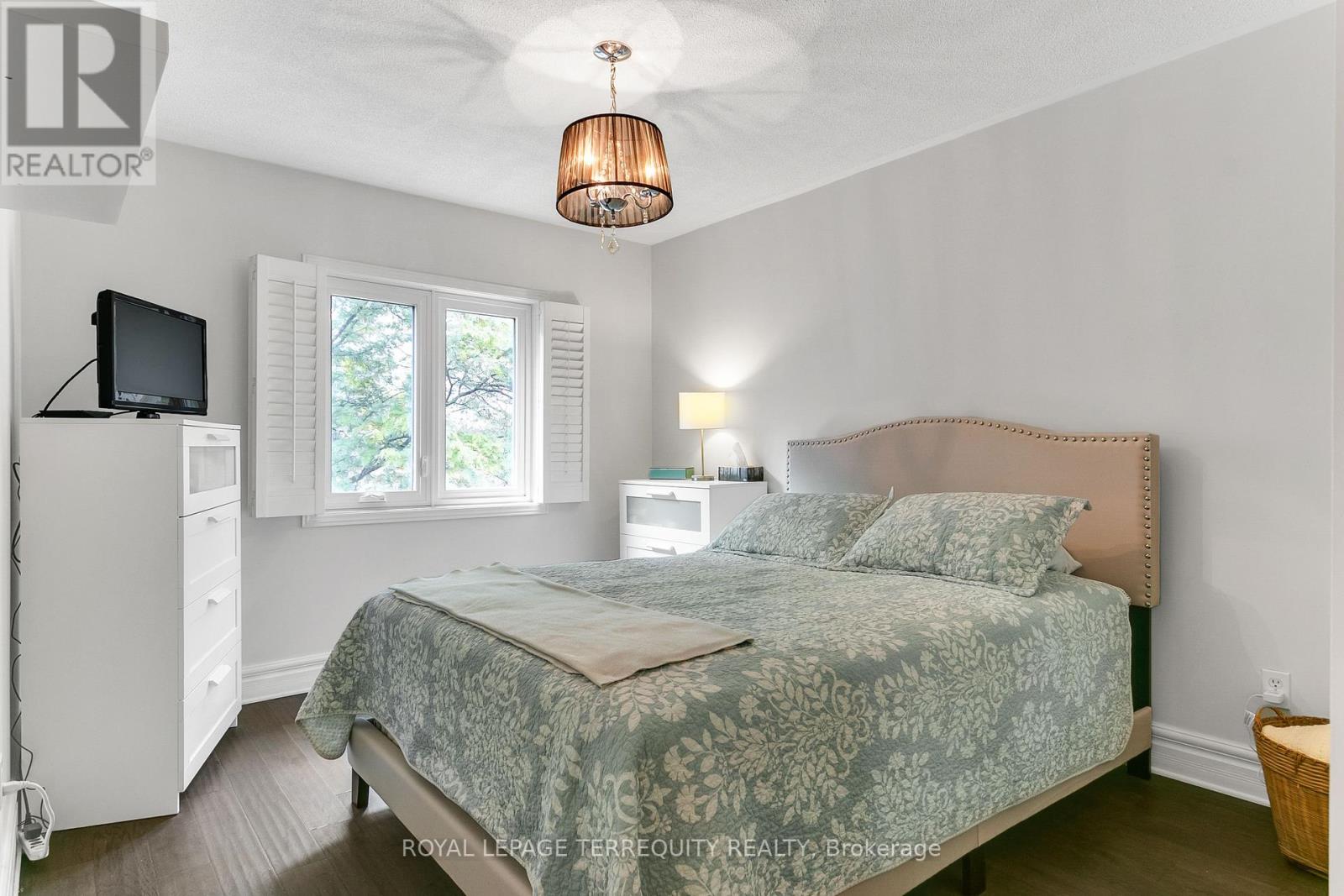 372 Queens Drive, Toronto, Ontario  M6L 1M5 - Photo 24 - W12218001