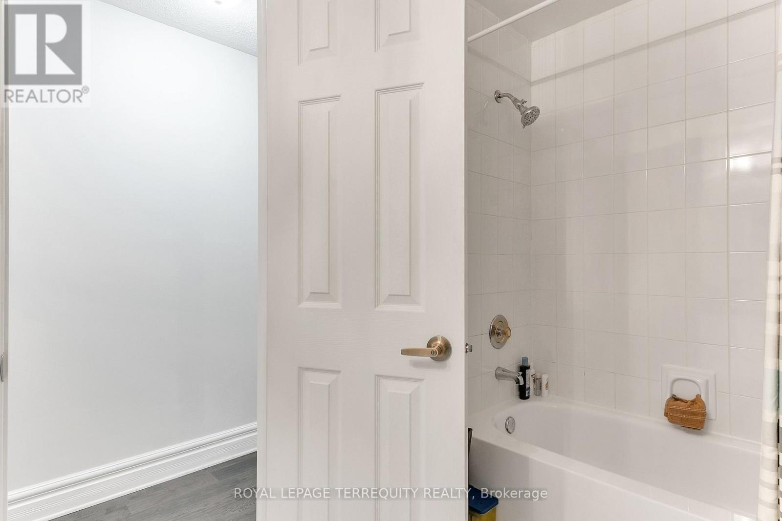 372 Queens Drive, Toronto, Ontario  M6L 1M5 - Photo 26 - W12218001