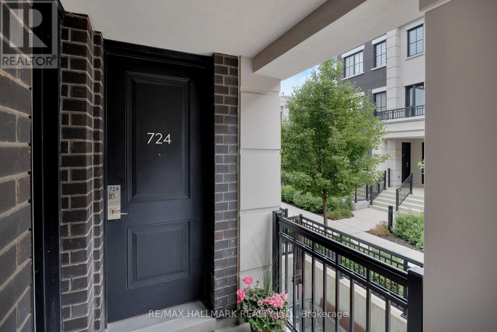 724 - 665 Cricklewood Drive, Mississauga, Ontario  L5G 0B9 - Photo 2 - W12218033