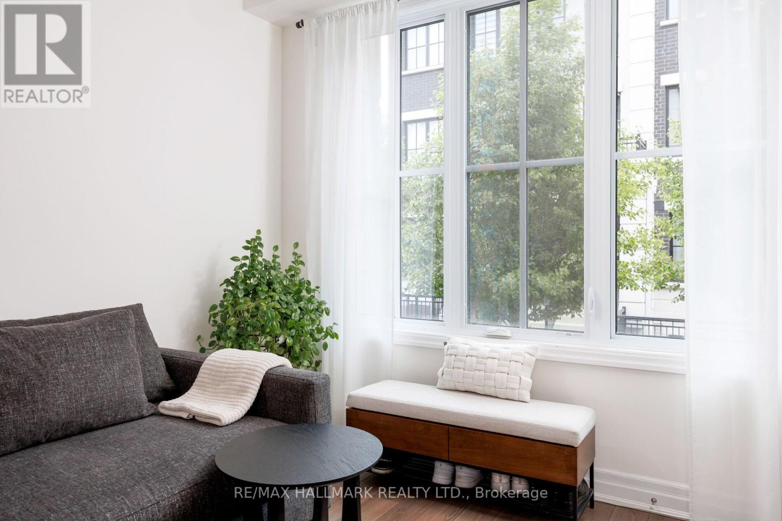 724 - 665 Cricklewood Drive, Mississauga, Ontario  L5G 0B9 - Photo 4 - W12218033