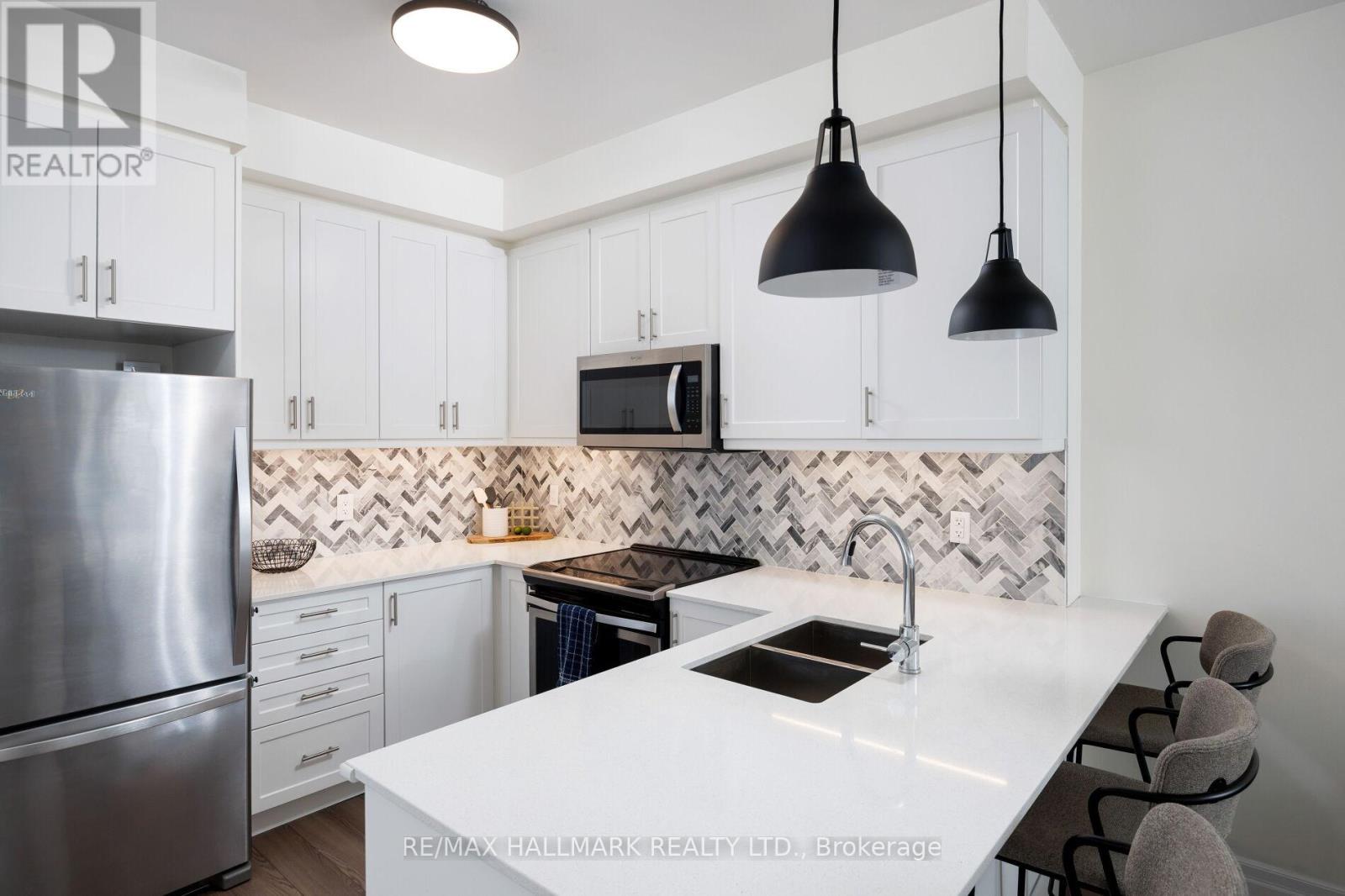724 - 665 Cricklewood Drive, Mississauga, Ontario  L5G 0B9 - Photo 7 - W12218033