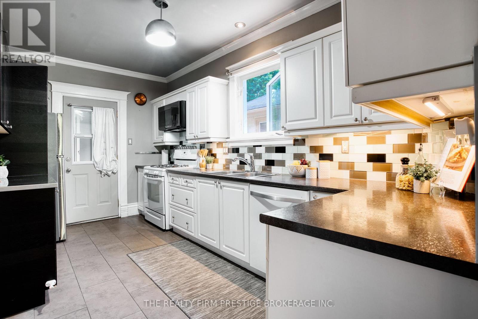 42 Evergreen Avenue, London South, Ontario  N6J 1A5 - Photo 11 - X12218072