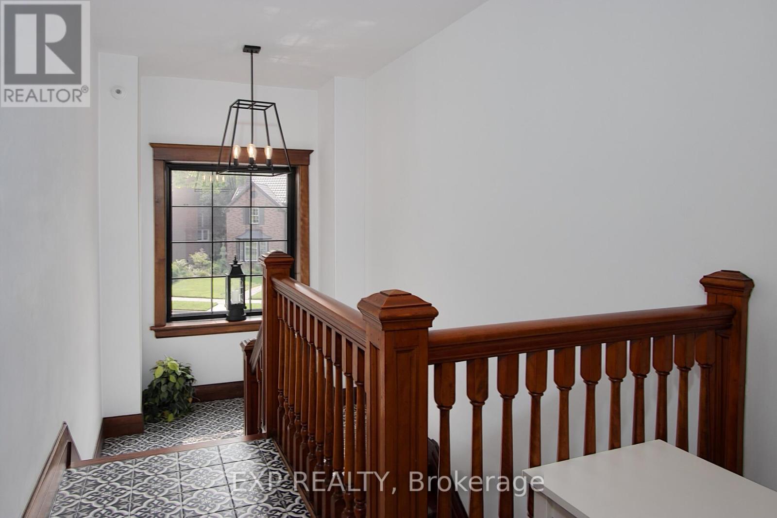 Photo 3 of 50 for 4 - 130 Windsor Crescent