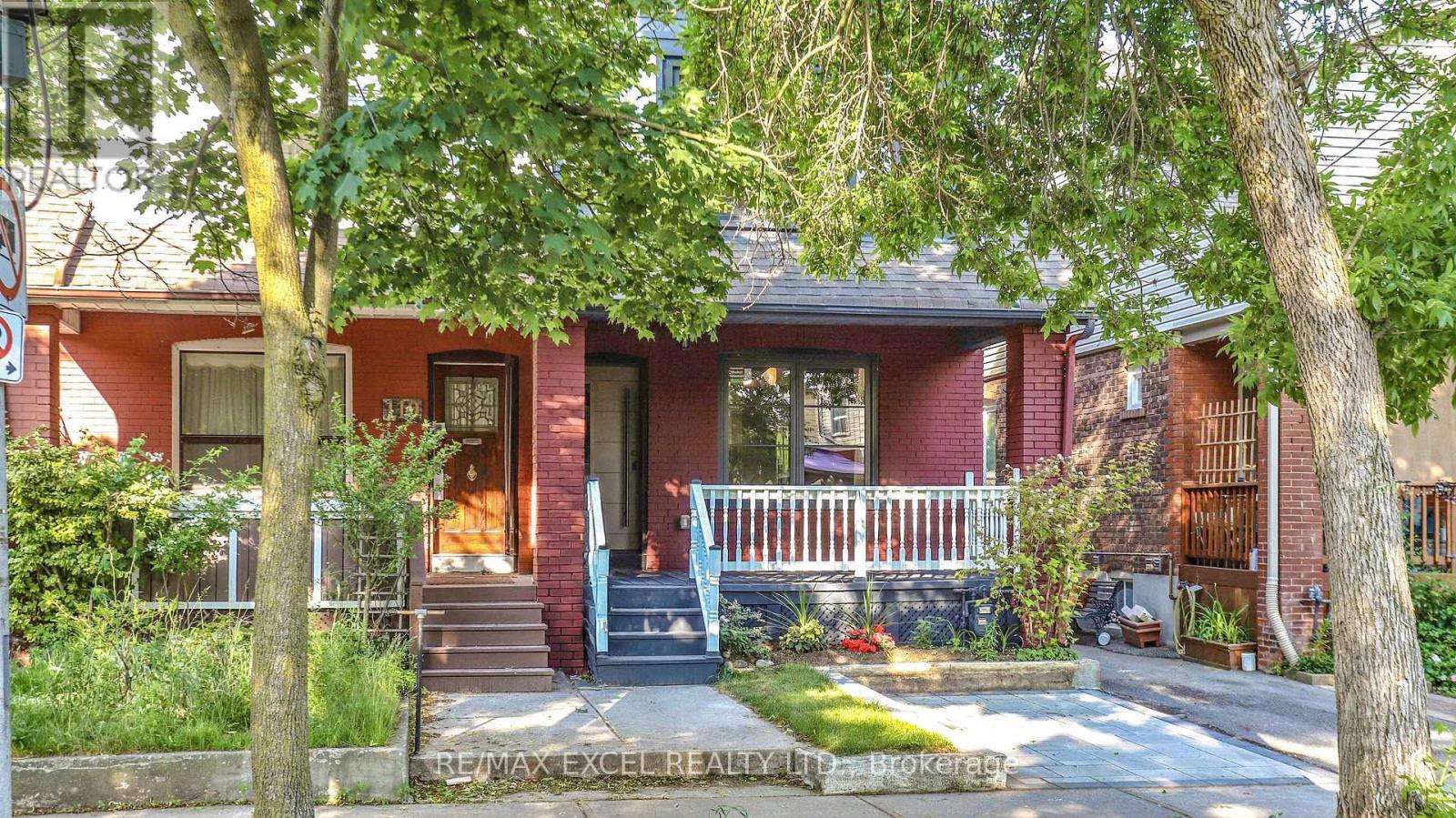 <div class="slider-price">$1,399,000</div><p>117 Glebemount Avenue, Toronto, Ontario</p>