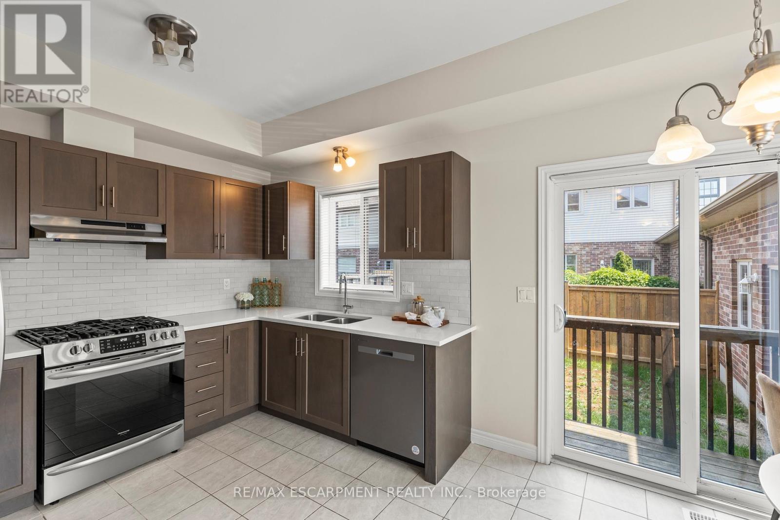 44 - 8 Lakelawn Road, Grimsby, Ontario  L3M 0G1 - Photo 4 - X12216858