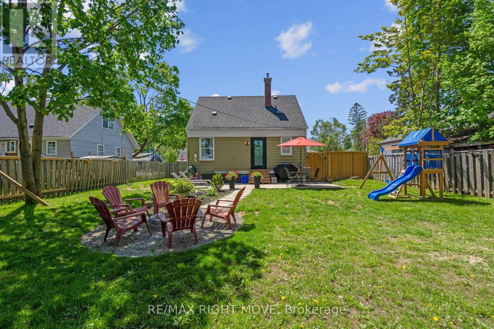 13 Newton Street, Barrie, Ontario  L4M 3N2 - Photo 2 - S12218064