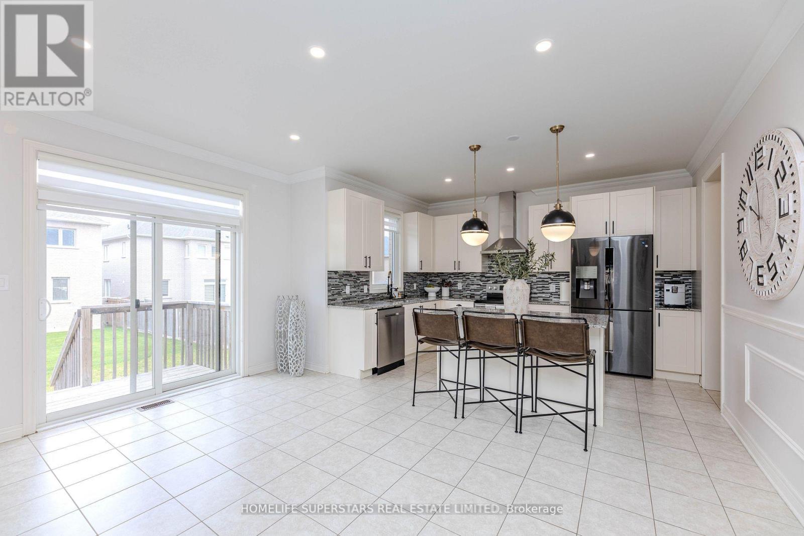 50 Romanelli Crescent, Bradford West Gwillimbury, Ontario  L3Z 0X7 - Photo 12 - N12216864