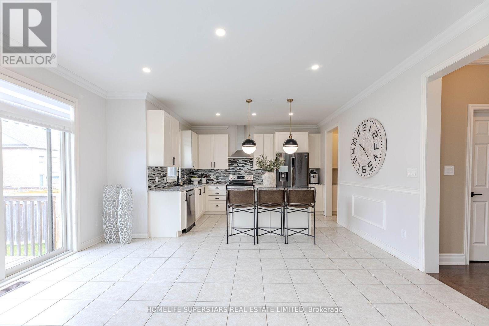 50 Romanelli Crescent, Bradford West Gwillimbury, Ontario  L3Z 0X7 - Photo 13 - N12216864