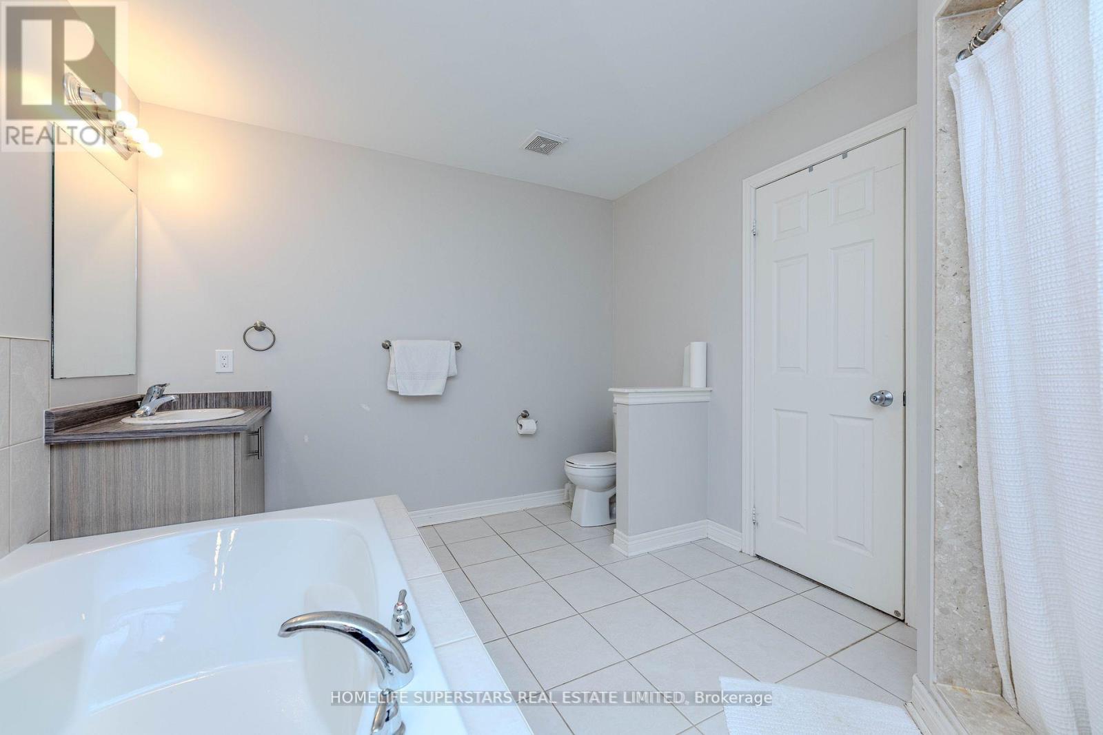 50 Romanelli Crescent, Bradford West Gwillimbury, Ontario  L3Z 0X7 - Photo 32 - N12216864
