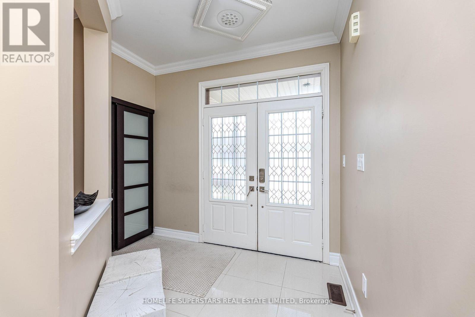 50 Romanelli Crescent, Bradford West Gwillimbury, Ontario  L3Z 0X7 - Photo 4 - N12216864
