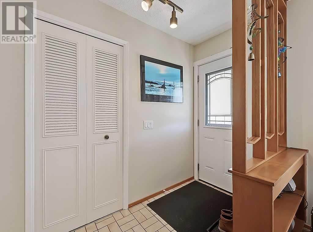 11208 Braxton Road Sw, Calgary, Alberta  T2W 2Y4 - Photo 4 - A2222780