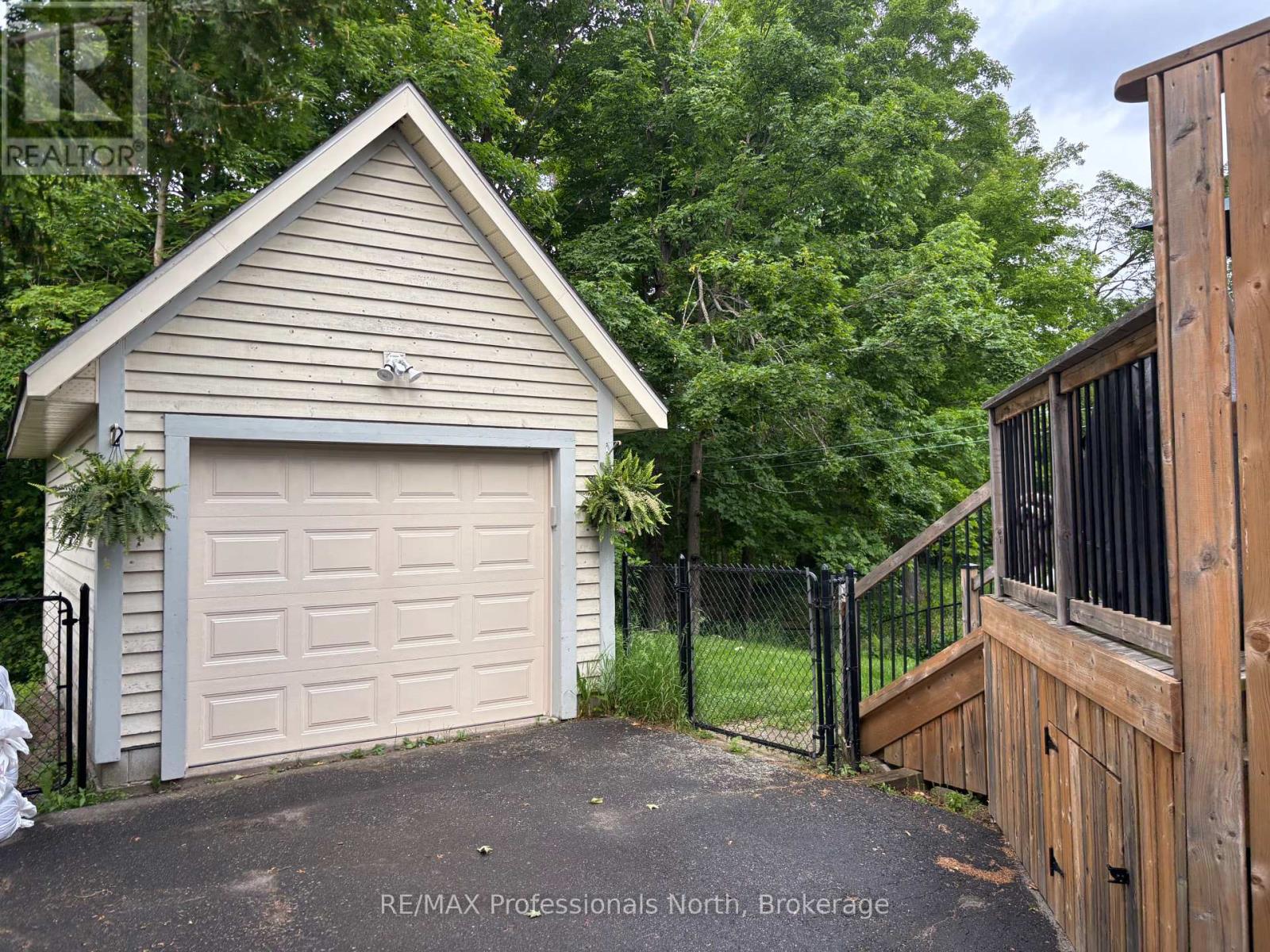 26 Coates Avenue, Bracebridge, Ontario  P1L 1Y5 - Photo 3 - X12214767