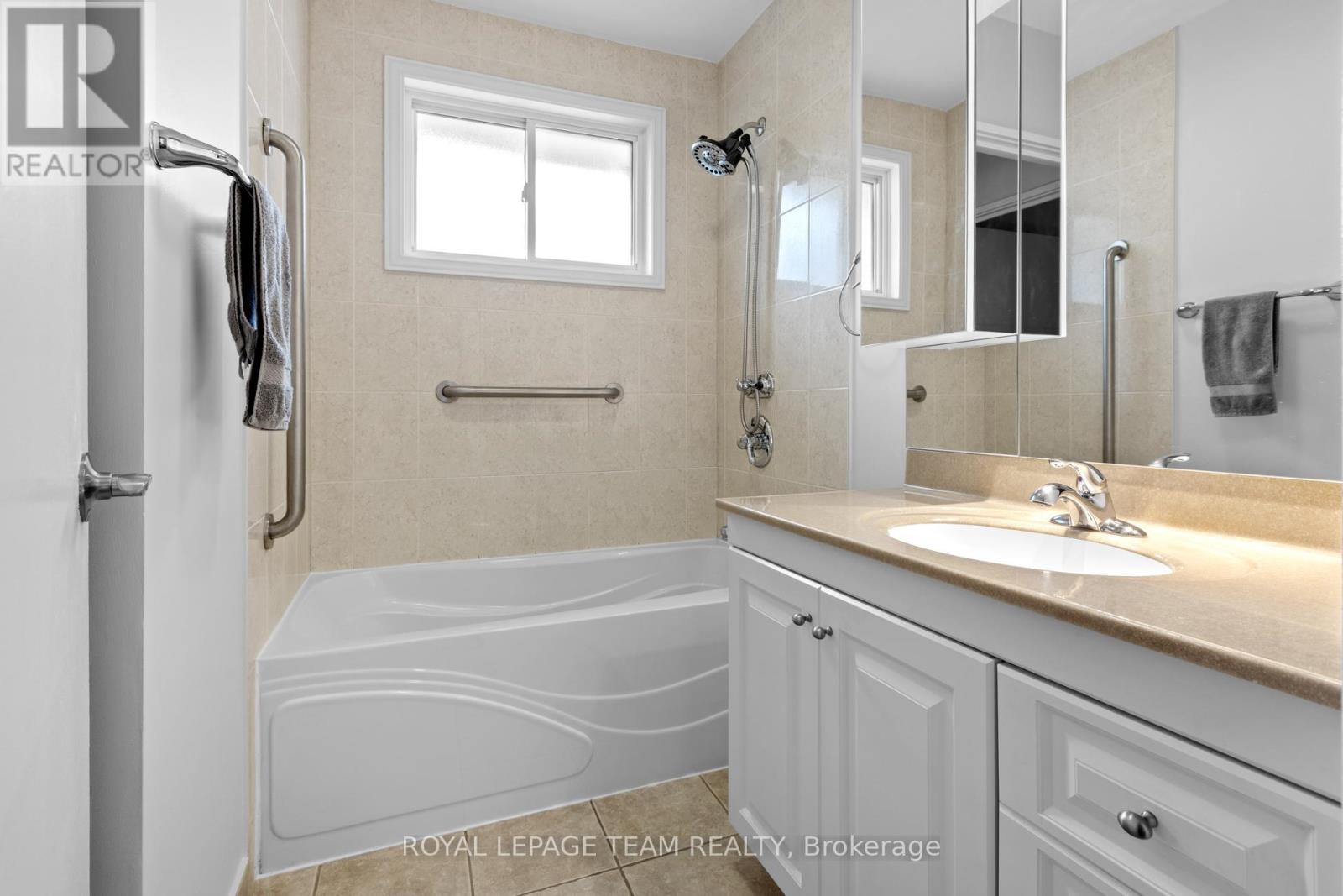 38 Largo Crescent, Ottawa, Ontario  K2G 3C7 - Photo 17 - X12218137