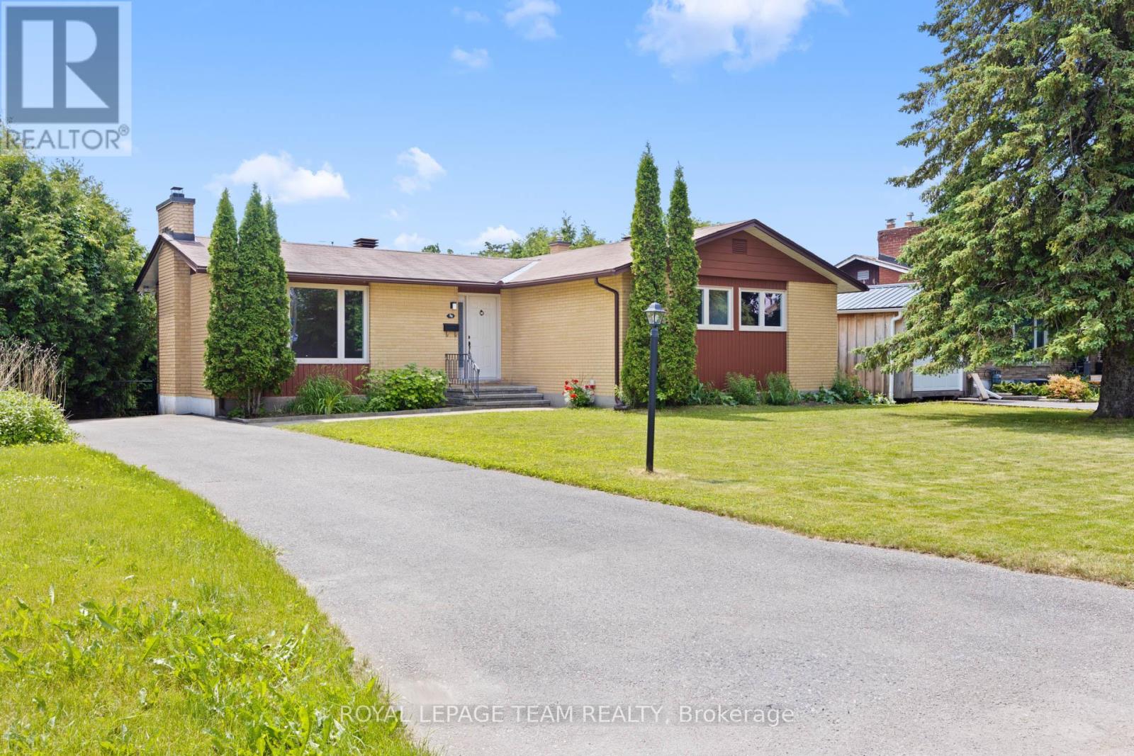 38 Largo Crescent, Ottawa, Ontario  K2G 3C7 - Photo 2 - X12218137