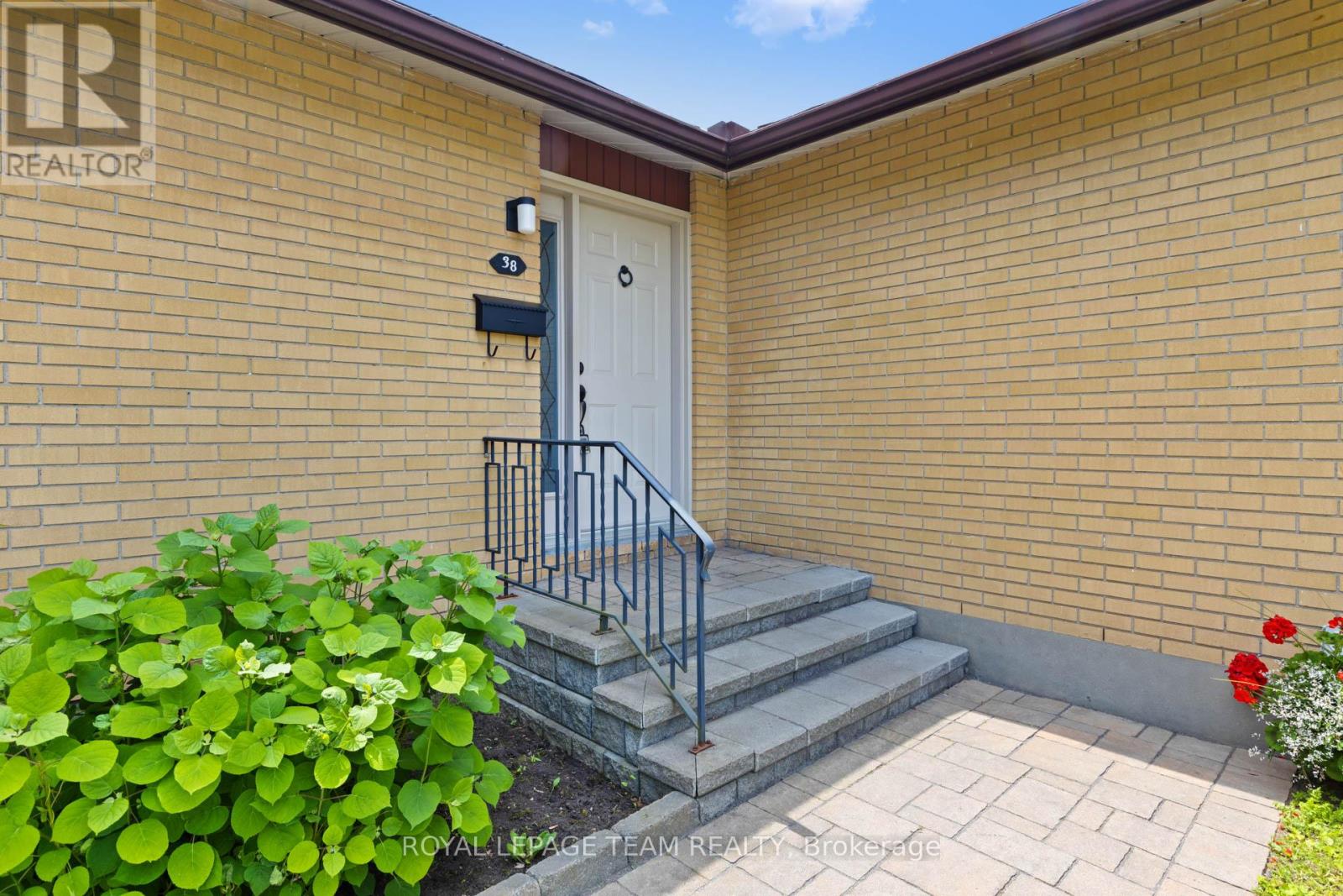 38 Largo Crescent, Ottawa, Ontario  K2G 3C7 - Photo 3 - X12218137