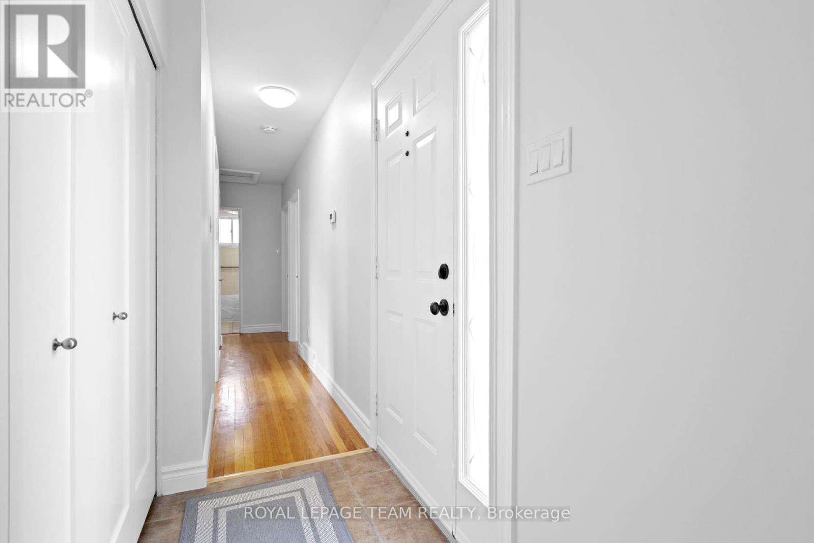 38 Largo Crescent, Ottawa, Ontario  K2G 3C7 - Photo 4 - X12218137