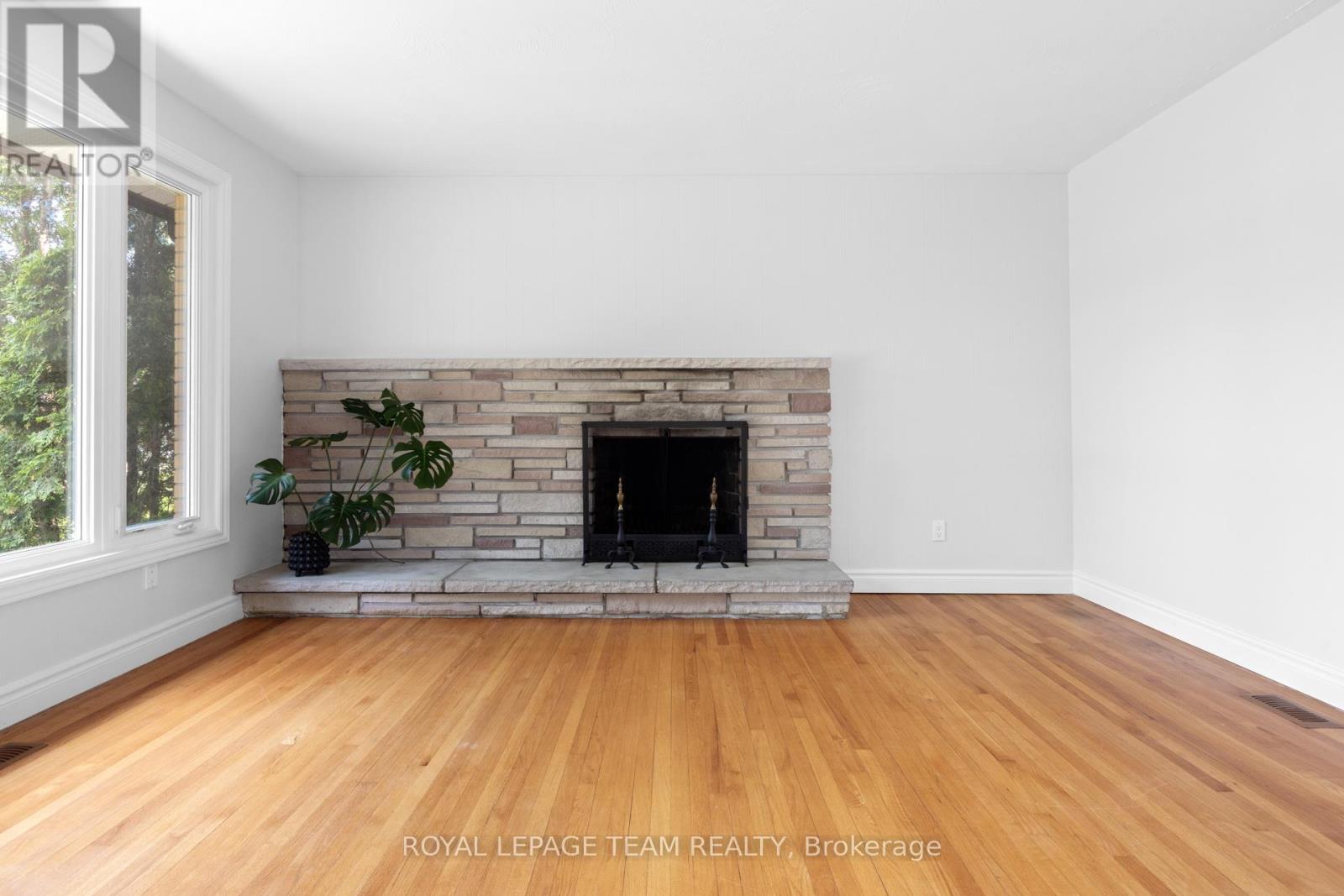 38 Largo Crescent, Ottawa, Ontario  K2G 3C7 - Photo 5 - X12218137
