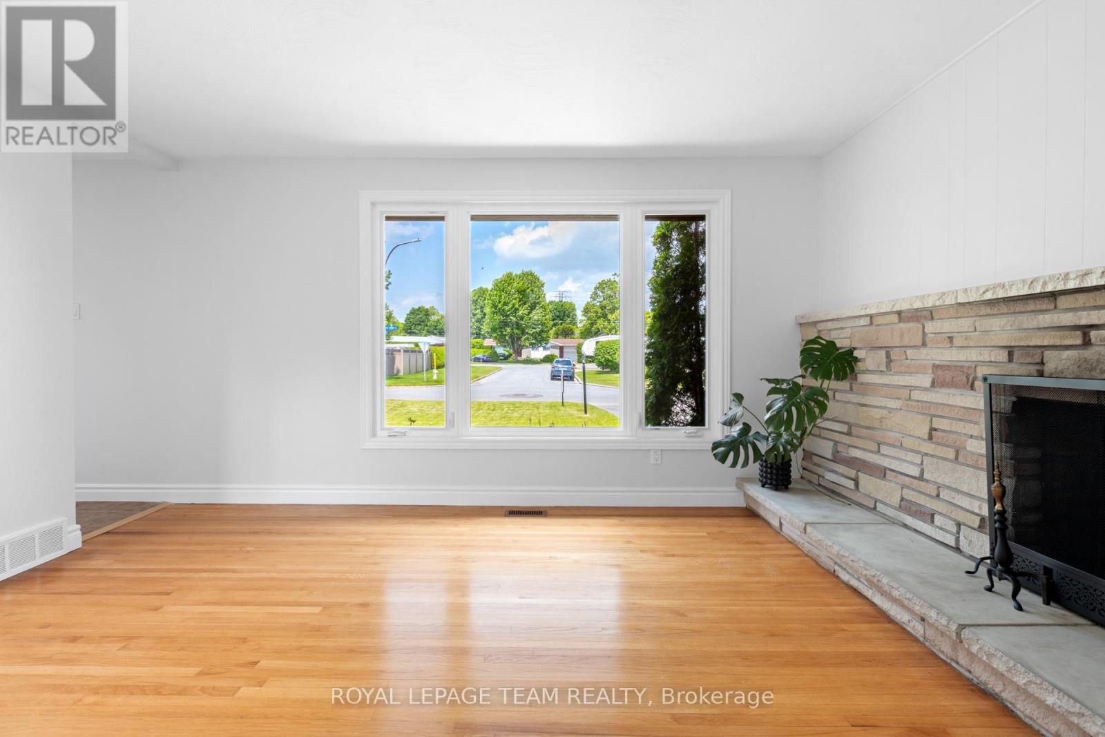 38 Largo Crescent, Ottawa, Ontario  K2G 3C7 - Photo 6 - X12218137