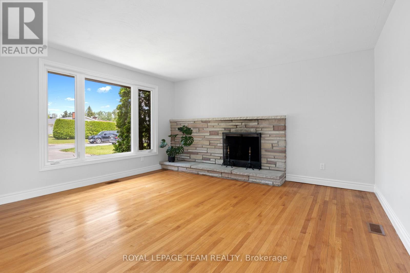 38 Largo Crescent, Ottawa, Ontario  K2G 3C7 - Photo 7 - X12218137