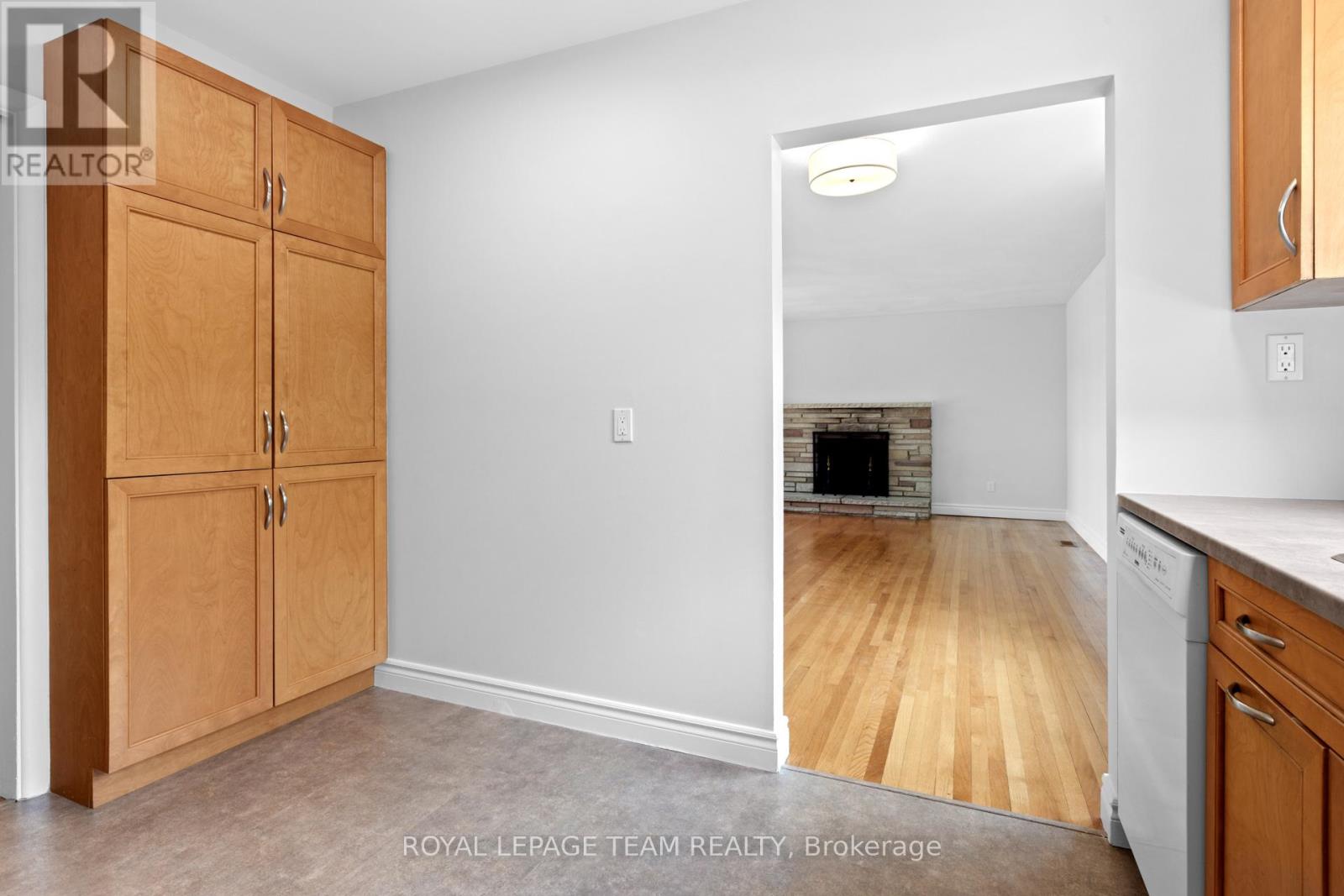 38 Largo Crescent, Ottawa, Ontario  K2G 3C7 - Photo 9 - X12218137