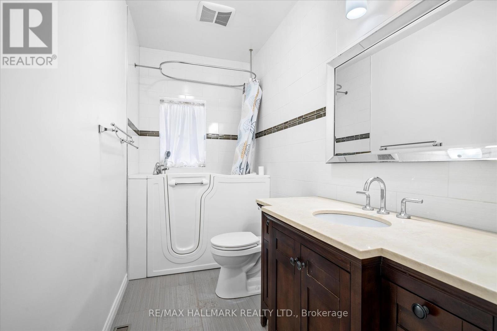 169 Carlaw Avenue, Toronto, Ontario  M4M 2R8 - Photo 12 - E12202435