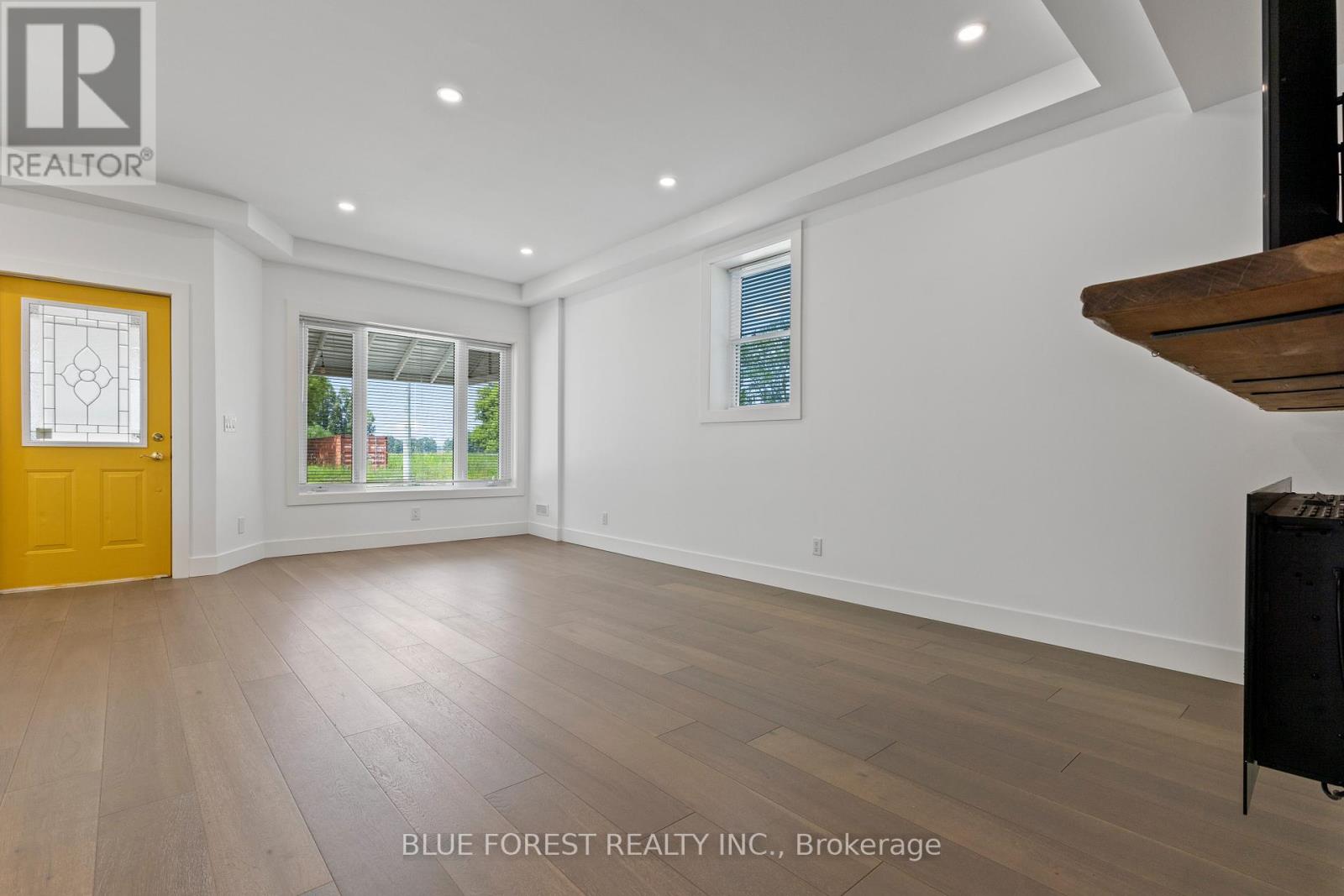 22676 Thames Road, Southwest Middlesex, Ontario  N0L 1A0 - Photo 6 - X12215997