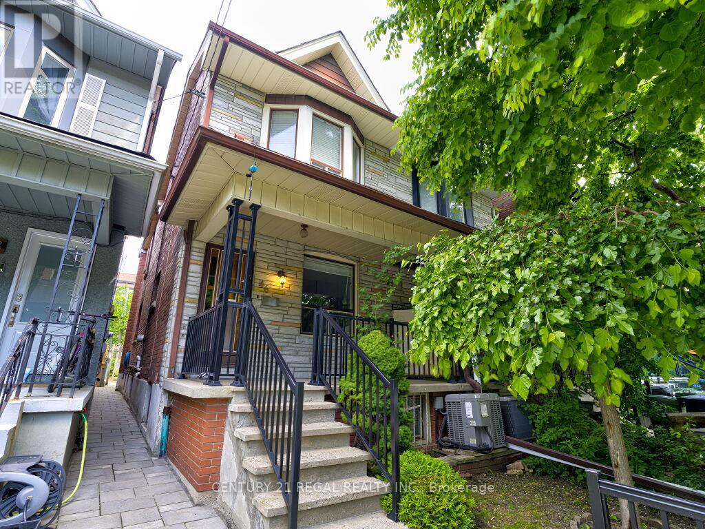 <div class="slider-price">$899,900</div><p>46 Marchmount Road, Toronto, Ontario</p>