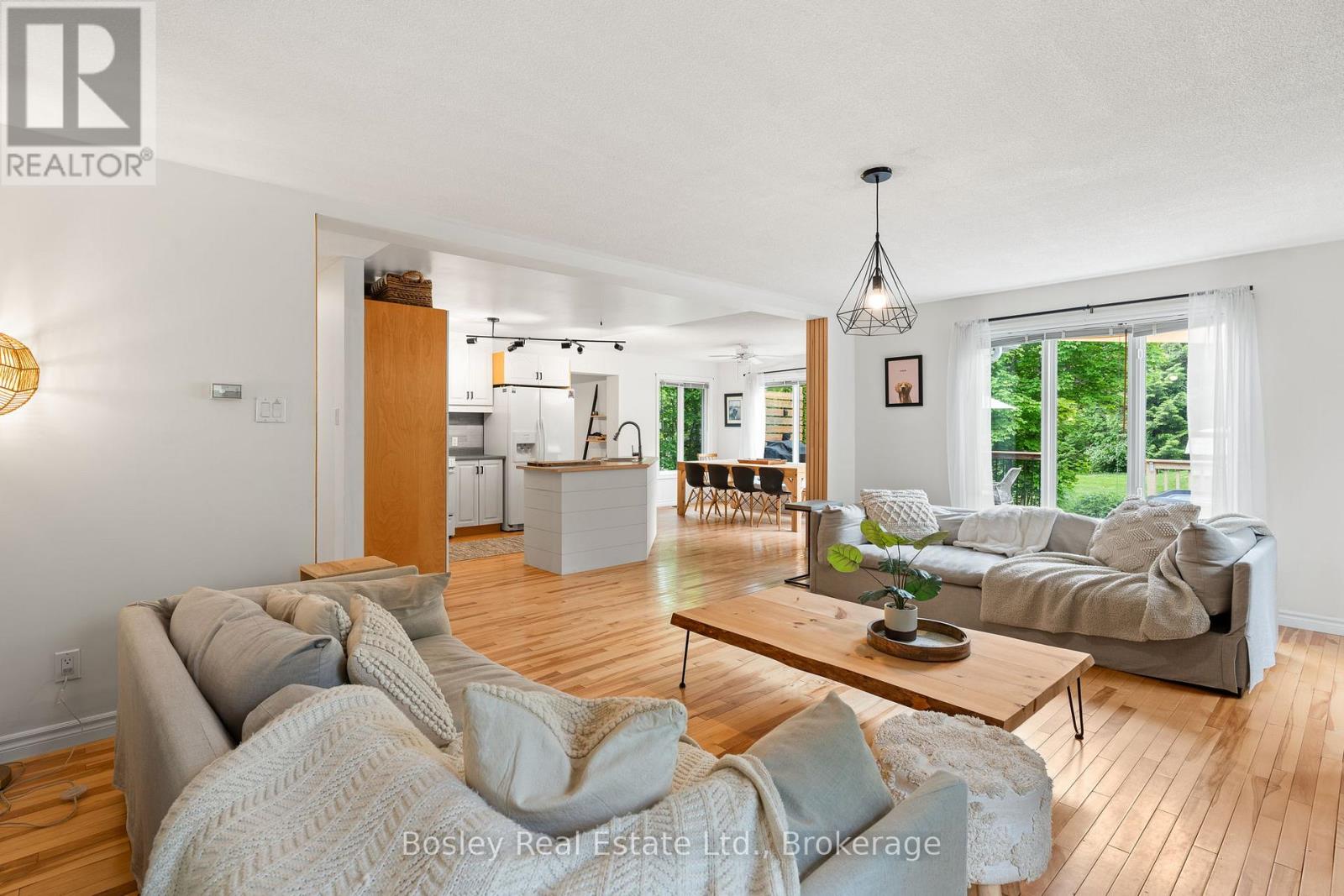 136 Maple Lane, Blue Mountains, Ontario  N0H 2E0 - Photo 12 - X12216195