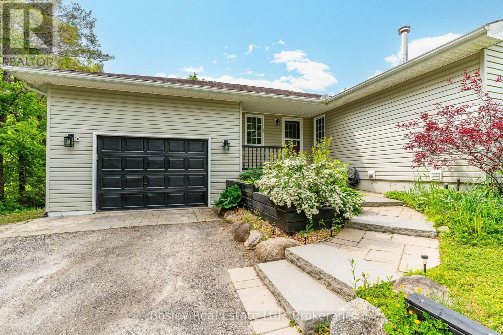 136 Maple Lane, Blue Mountains, Ontario  N0H 2E0 - Photo 3 - X12216195