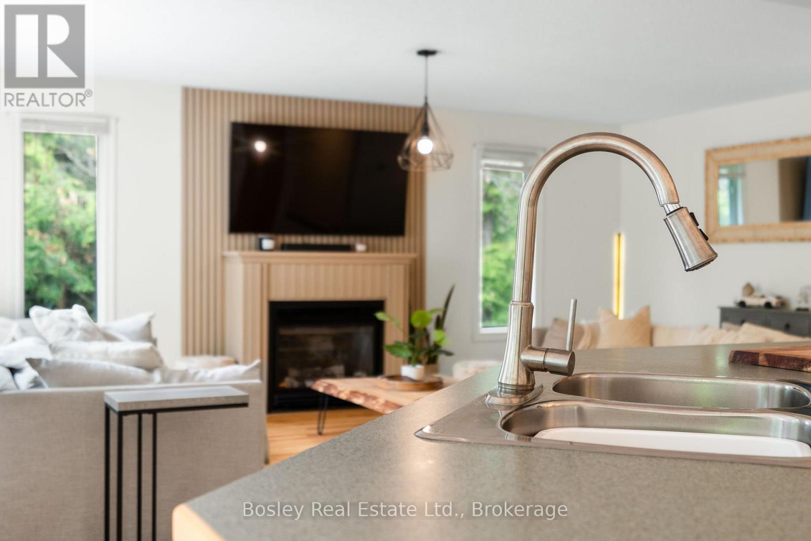 136 Maple Lane, Blue Mountains, Ontario  N0H 2E0 - Photo 15 - X12216195