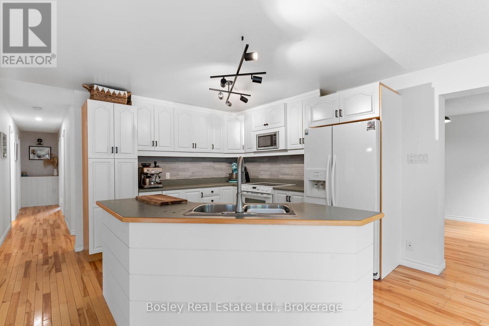 136 Maple Lane, Blue Mountains, Ontario  N0H 2E0 - Photo 14 - X12216195