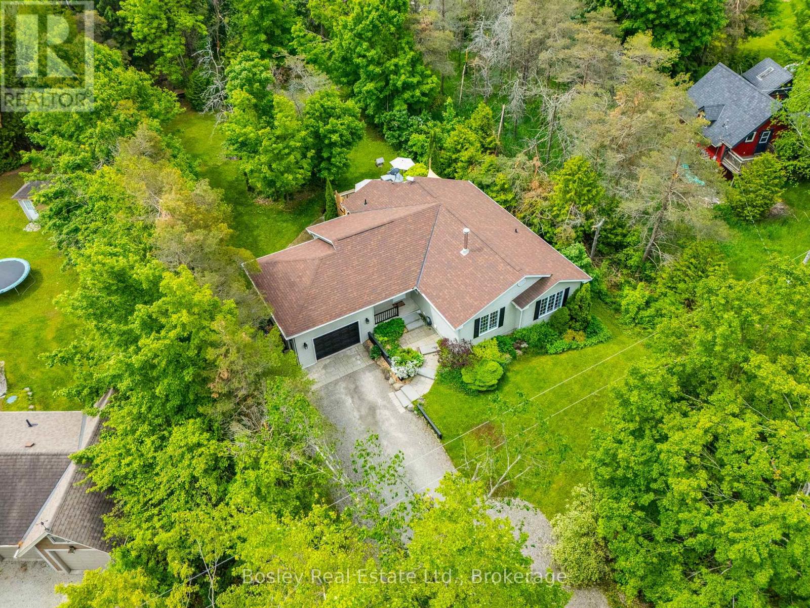 136 Maple Lane, Blue Mountains, Ontario  N0H 2E0 - Photo 2 - X12216195