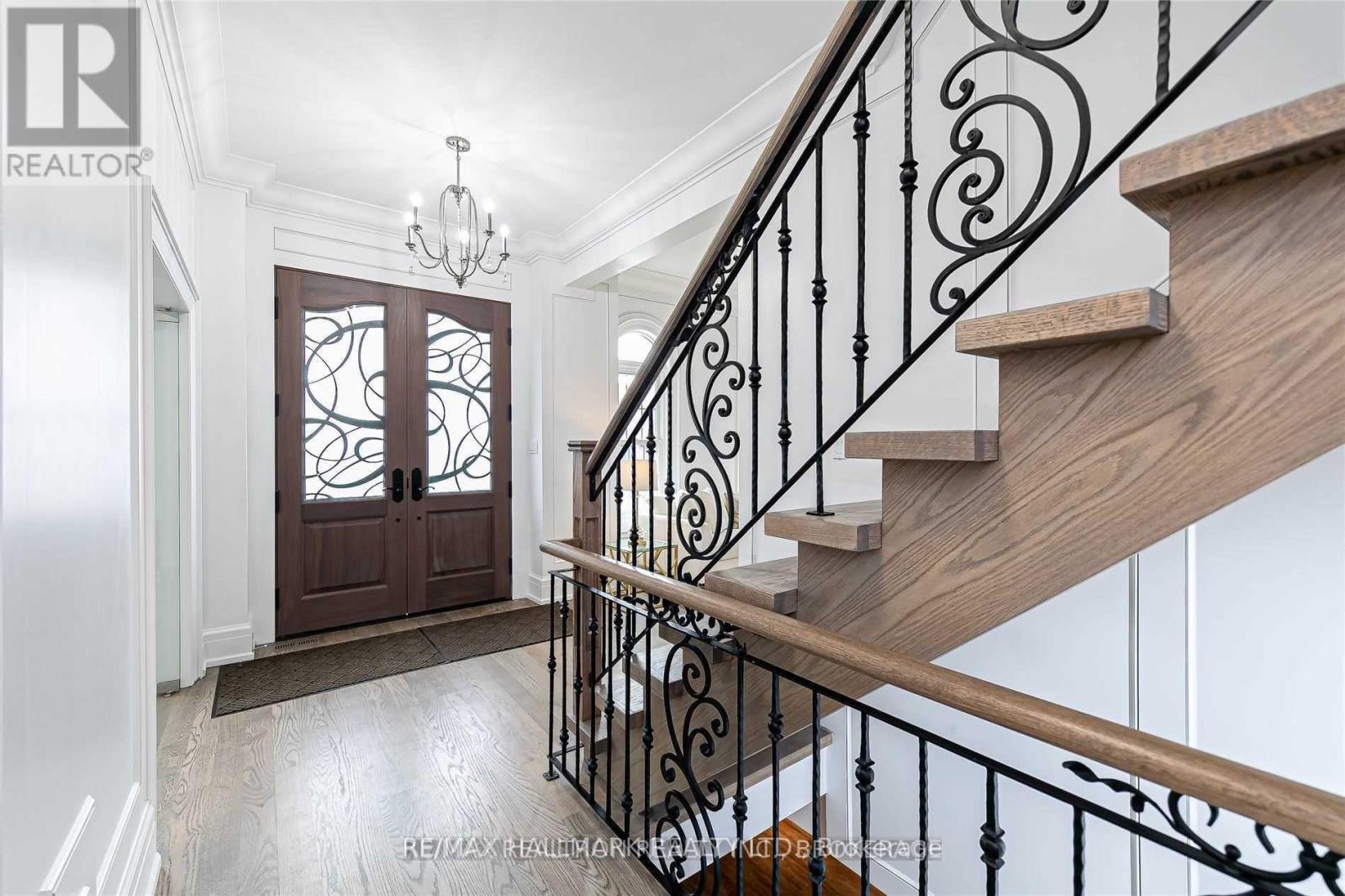 42 Oatlands Crescent, Richmond Hill, Ontario  L4C 9P2 - Photo 2 - N12218111