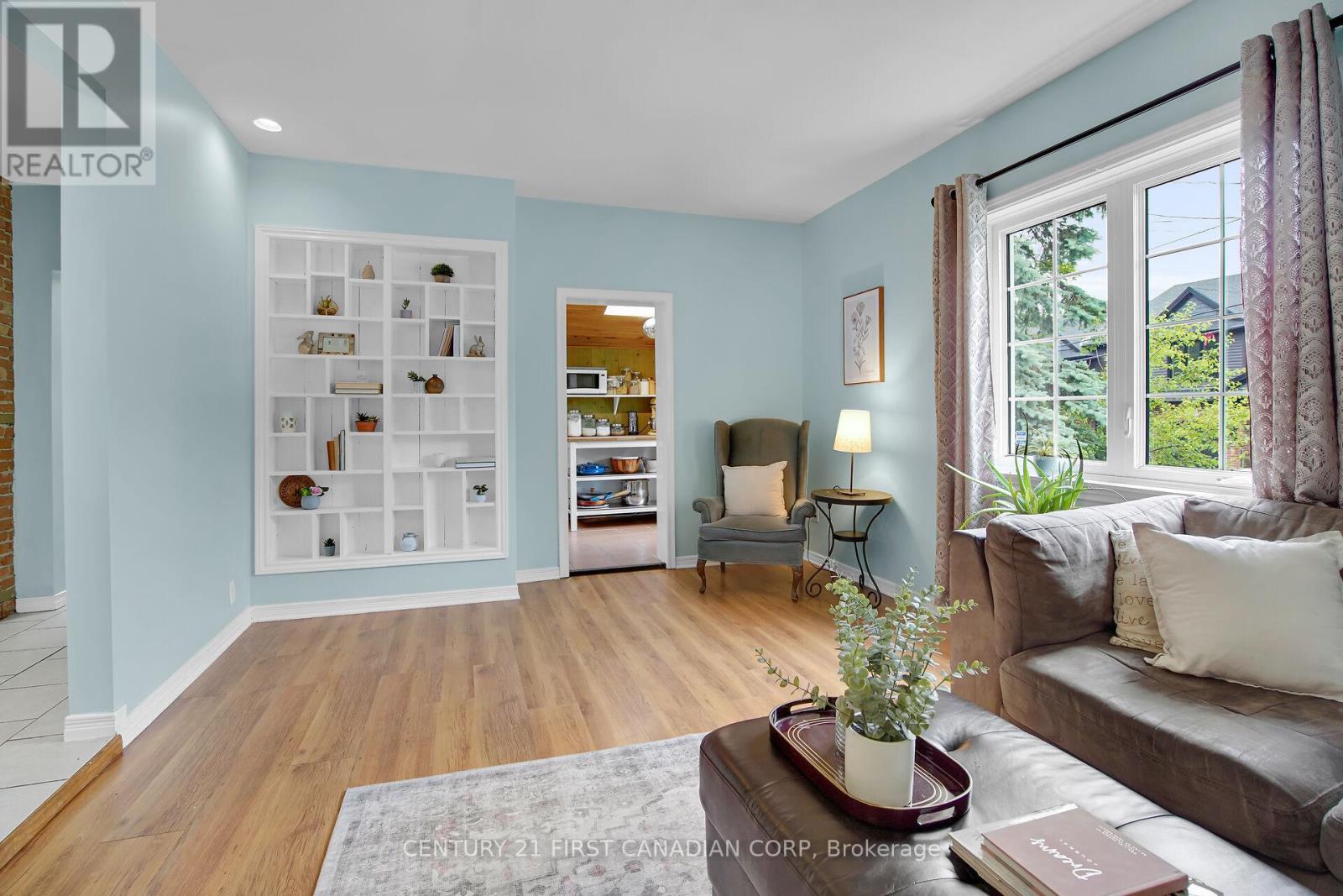 425 Old Wonderland Road, London South (South N), Ontario  N6K 3R1 - Photo 12 - X12218245