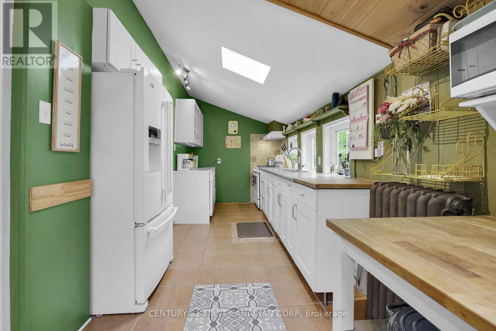 425 Old Wonderland Road, London South (South N), Ontario  N6K 3R1 - Photo 14 - X12218245