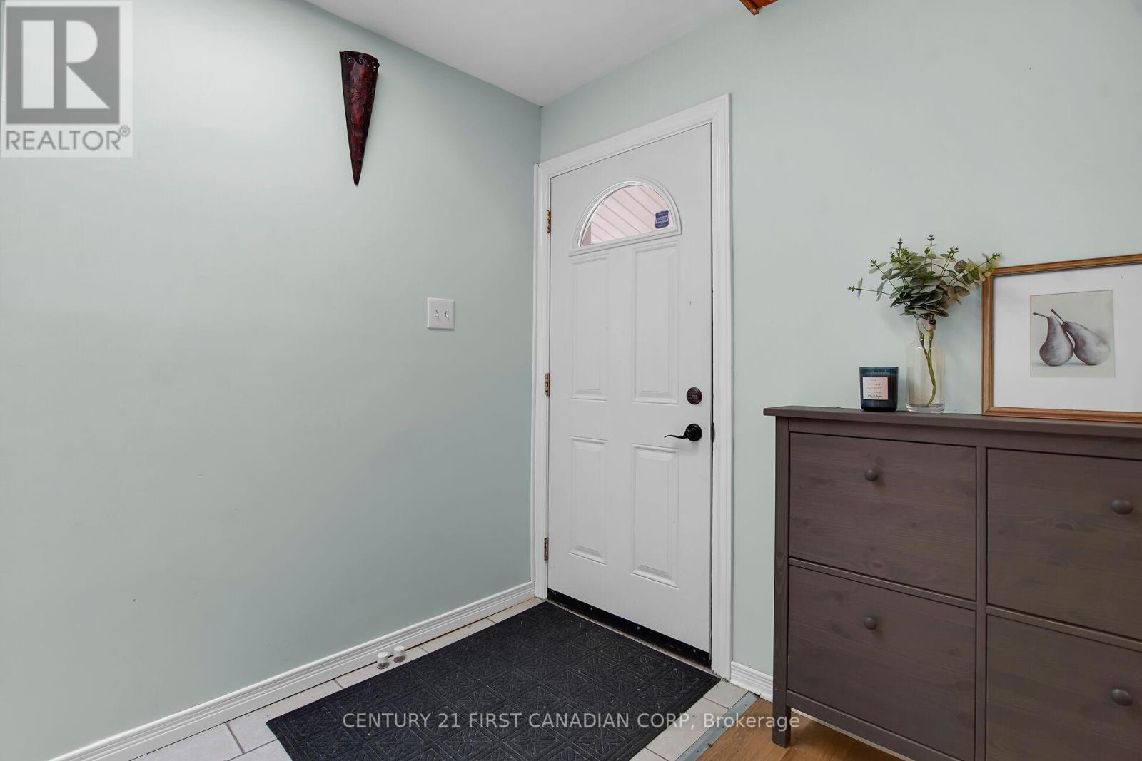 425 Old Wonderland Road, London South (South N), Ontario  N6K 3R1 - Photo 7 - X12218245