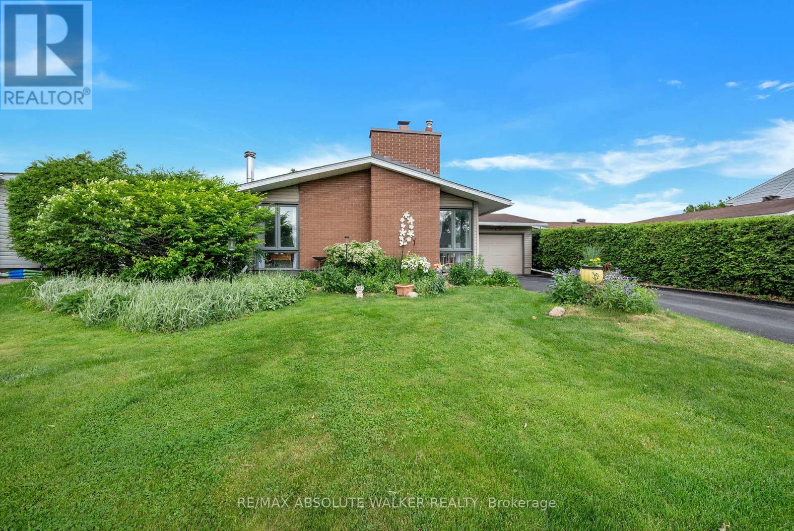1881 Greenacre Crescent, Ottawa, Ontario  K1J 6S7 - Photo 2 - X12218220