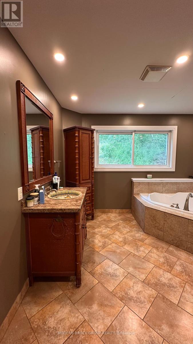 22 Mccready Street, Brockville, Ontario  K6V 5N3 - Photo 11 - X12218202