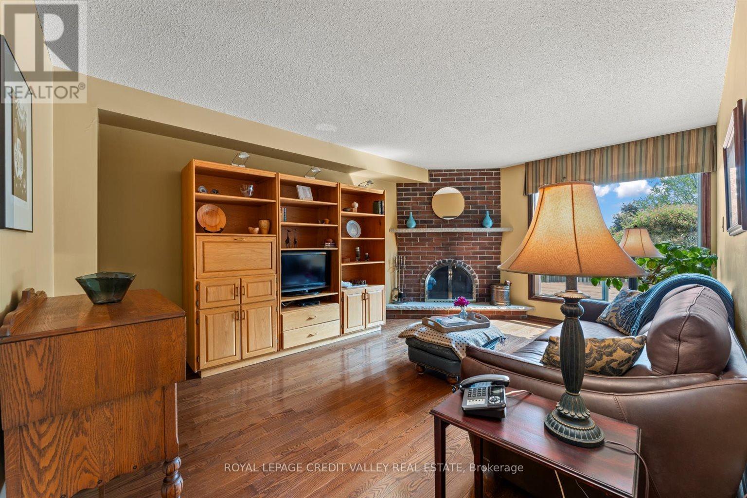 32 Hall Crescent, Brampton, Ontario  L6X 3J7 - Photo 11 - W12217523