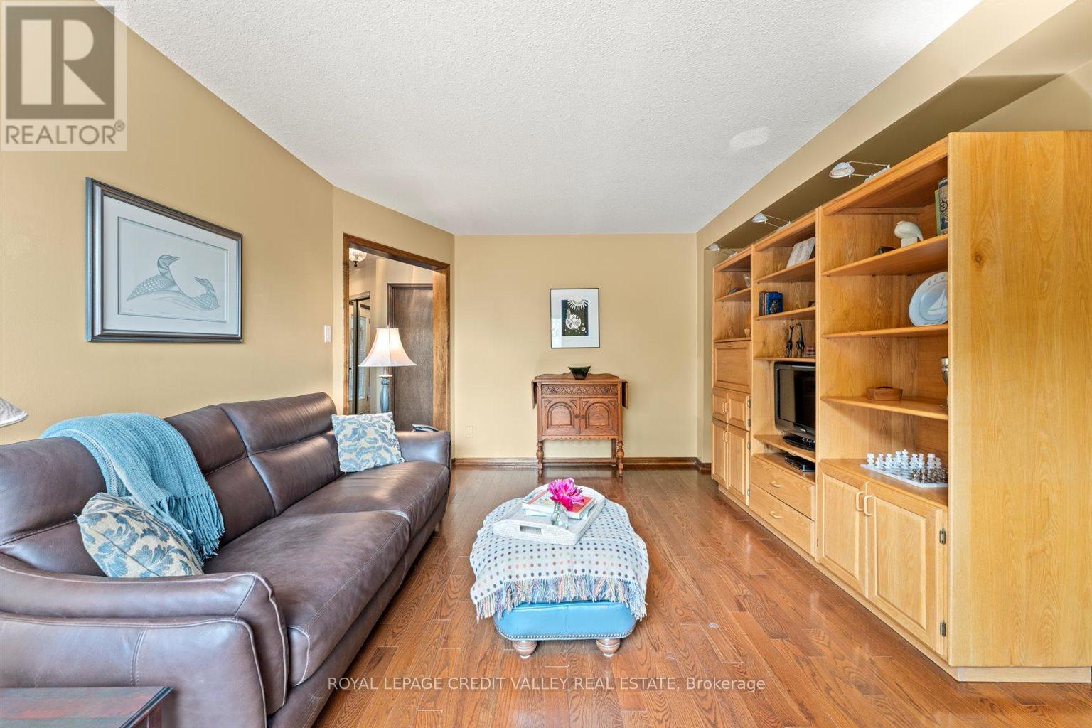 32 Hall Crescent, Brampton, Ontario  L6X 3J7 - Photo 12 - W12217523